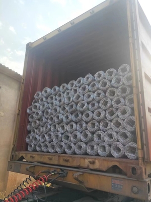 ASTM 6 8 9 10 12 14 18 20 Горяче погруженная оцинкованная колючая проволока с длиной колючей проволоки и требованиями заказчика от железной проволоки
