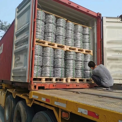ASTM 6 8 9 10 12 14 18 20 Горяче погруженная оцинкованная колючая проволока с длиной колючей проволоки и требованиями заказчика от железной проволоки