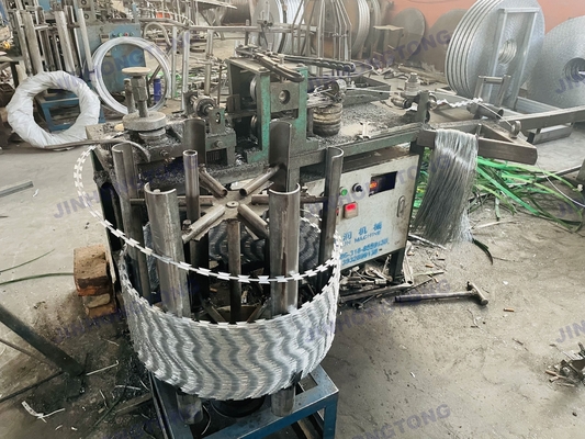 Ограждение Bto10 Bto22 Cbt60 Cbt65 Горяче погруженный оцинкованный колючий бритвенный лезвие Concertina проволока для охраны периметра