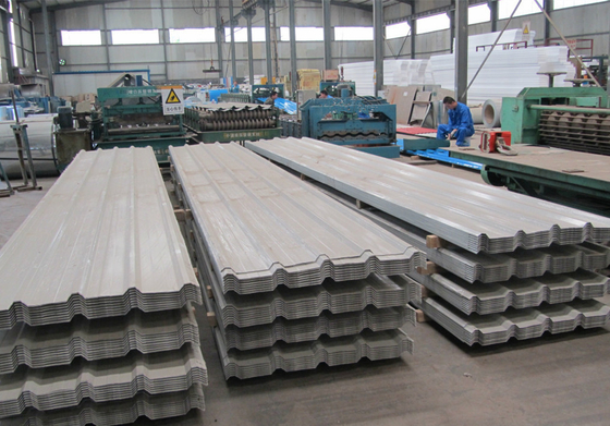 Строительный материал SGCC/SGCD/SGCE/DX51D/DX52D/S250GD/S280GD ASTM A792 Цветная покрытая гальвалюмной гофрированной металлической кровлей
