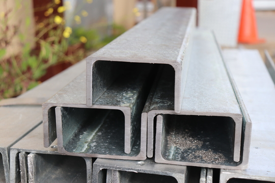 Степень SS400 Нелегированная Q235B Q345B Оцинкованная углеродистая сталь U Beam Channel Steel Profile для поддержки строительства