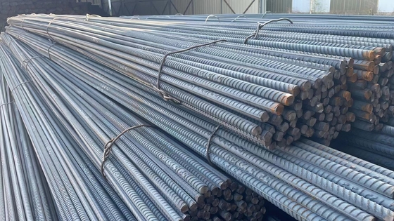 8M Длина HRB400/500 ASTM A615 BS4449 Углеродистая сталь Ребар Толерантность ± 1% Прочный и для коммерческих зданий