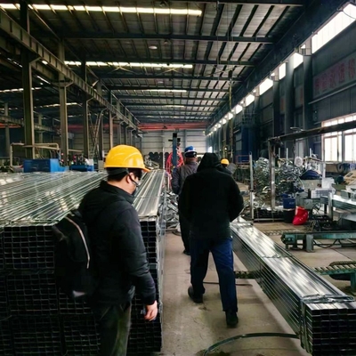 ASTM стандарт St37 полые квадратные трубы 2,5 дюйма оцинкованные стальные трубы горячее погружение оцинкованные квадратные трубы с сваркой и без швов