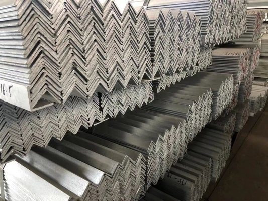 Фабричная прямая продажа Ss400 Q235b S235 1080 Q345b 30x30x3mm Структурная углеродистая сталь Q235 Горячекатаная железная стальная угловая стойка